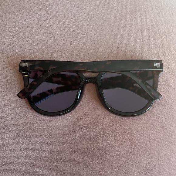 Aldo Sunglasses - Picture 4 of 4